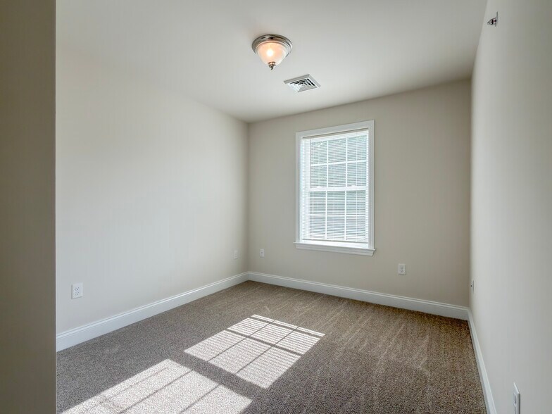 Building Photo - 141 Cedarwood Dr