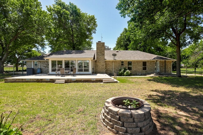Building Photo - 1501 E Cedar Lane Rd