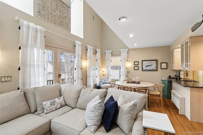 Building Photo - 1050 Pine Ave