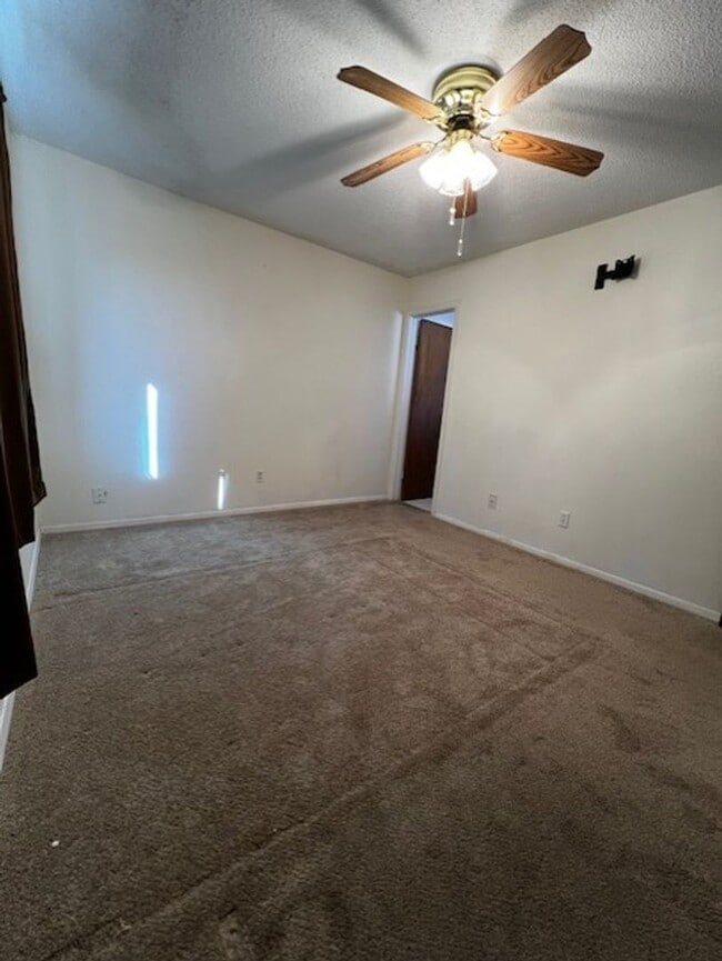 Building Photo - 3 Bedroom Comfort