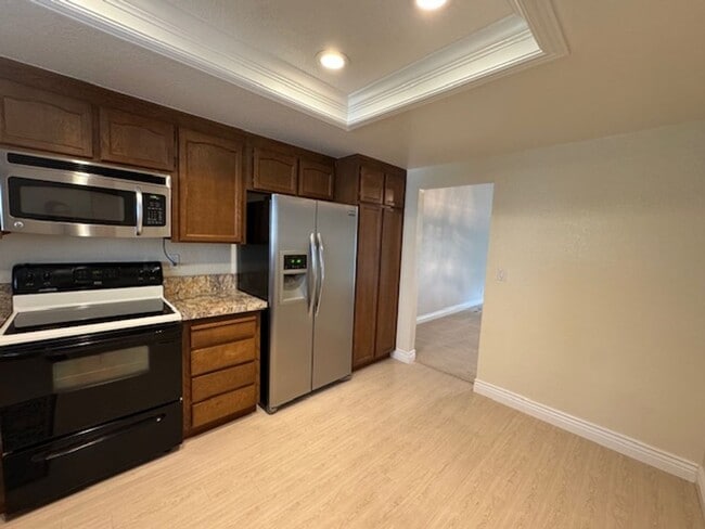 Building Photo - Beautiful 2 bedroom, 2 bath single level t...