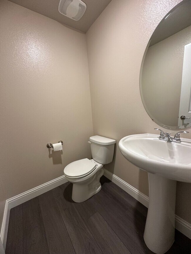 Building Photo - IMMACULANT 4 BEDROOM HOME 2.5 BATHROOM IN SALT CREEK