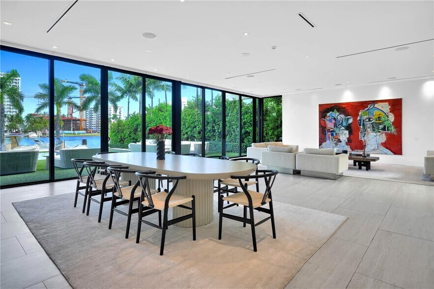Building Photo - 5501 Pine Tree Dr