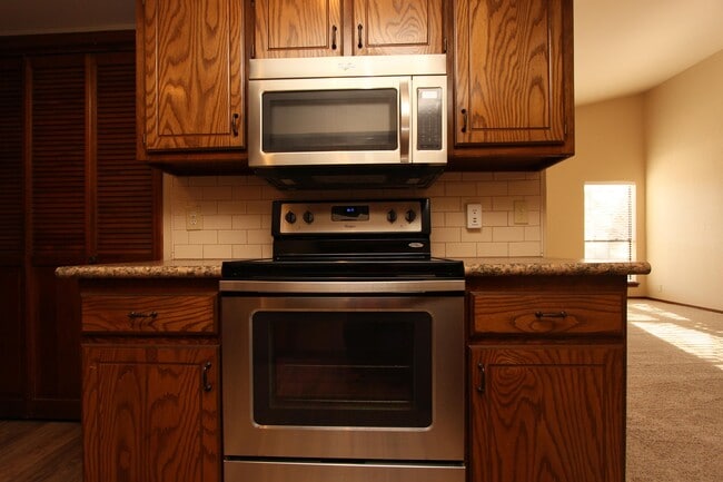 Building Photo - 4700 Hemlock Ln