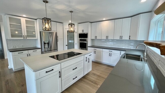 Building Photo - FULLY FURNISHED, STUNNING, BRAND NEW CONST...