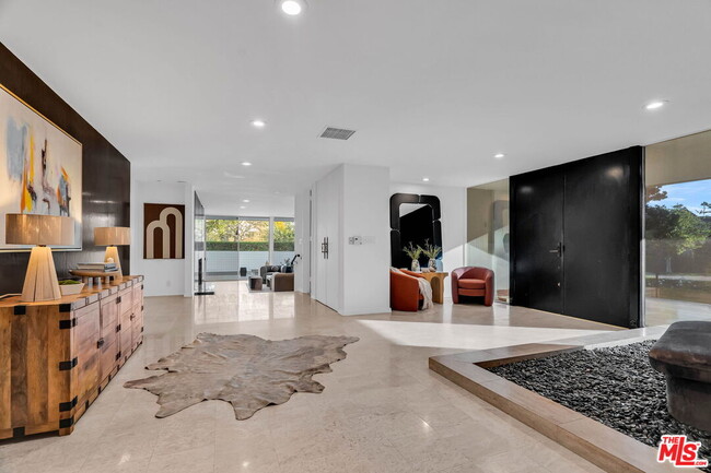 Building Photo - 802 N Crescent Dr