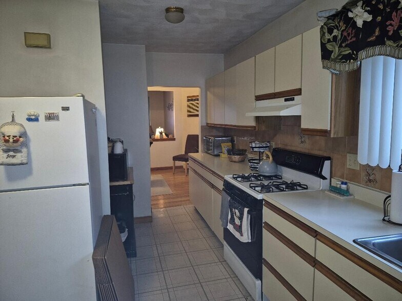 Building Photo - 65 Chipman St