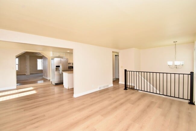 Building Photo - Spacious 5 Bedroom 3 Bathroom Home in Sandy!