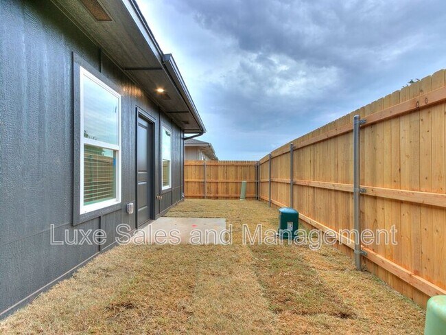 Building Photo - 8012 NW 110th Dr