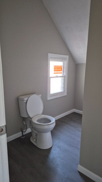 Building Photo - 916 Riverview Terrace