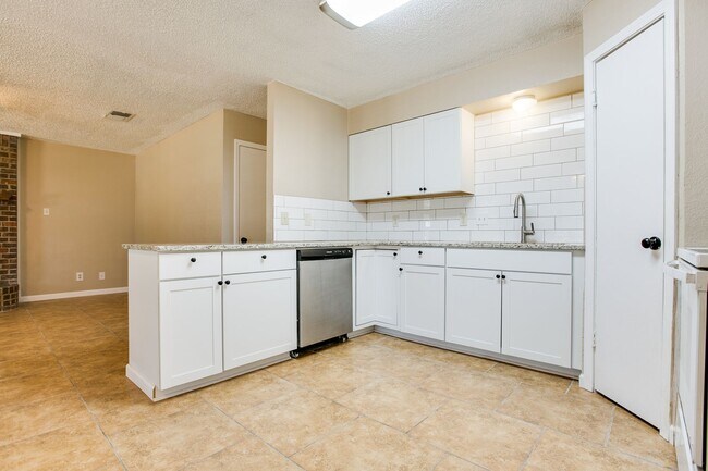 Building Photo - 4 Bedroom Home in Paulann!