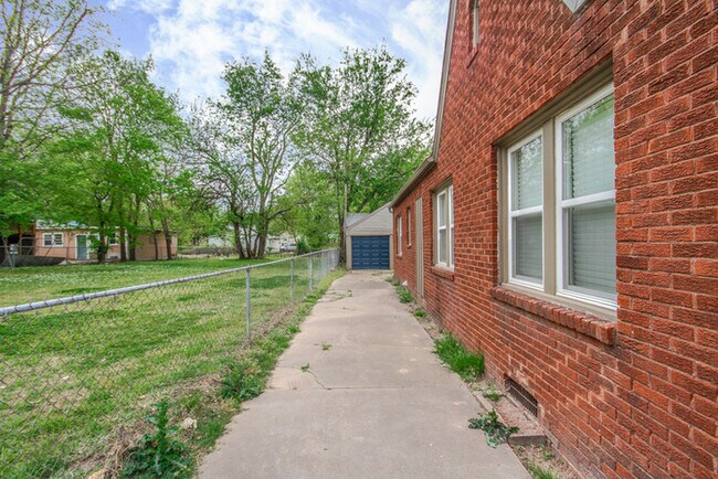 Building Photo - Charming Duplex 1/1 Duplex With Storage!