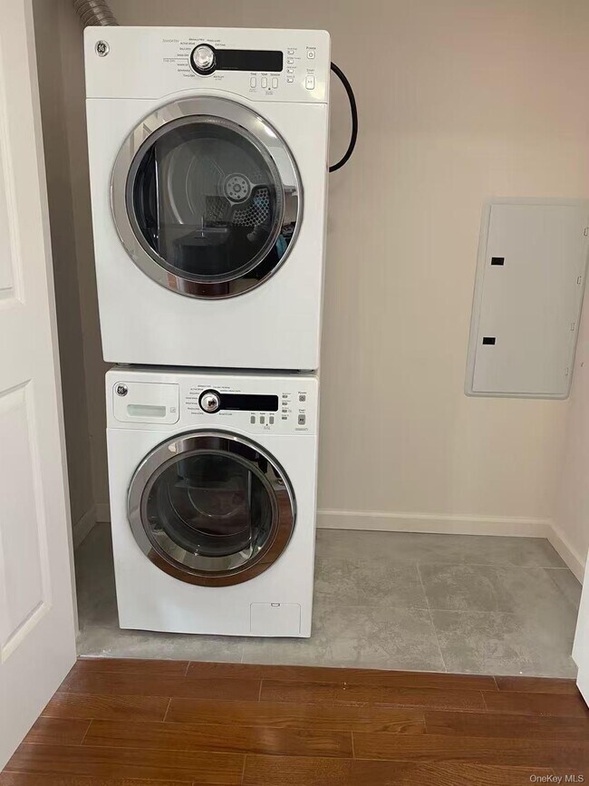 Building Photo - 136-46 41st Ave