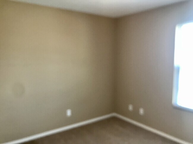 Building Photo - Beautiful home in West Springfield available Now