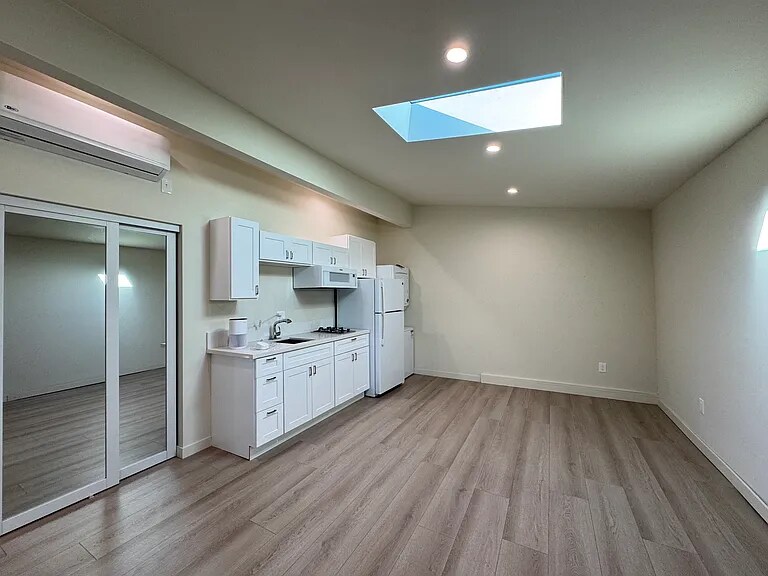 Building Photo - 22438 Califa St