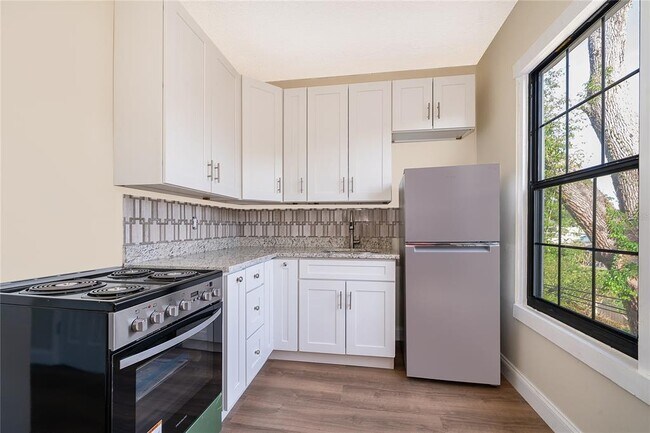 Building Photo - 601 Delaney Park Dr