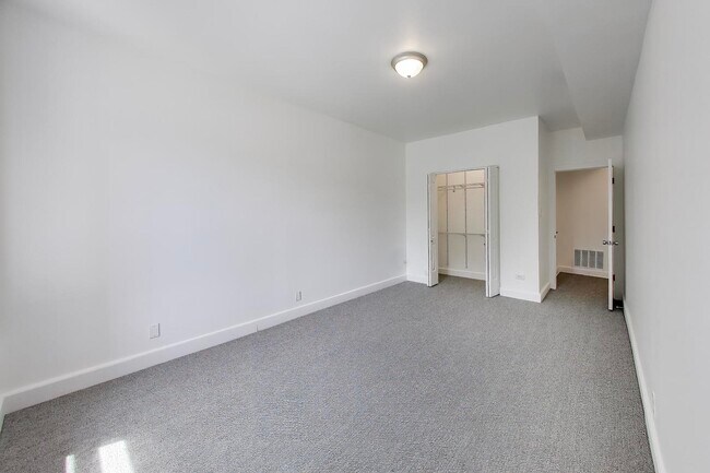 Building Photo - 3336 W Evergreen Ave