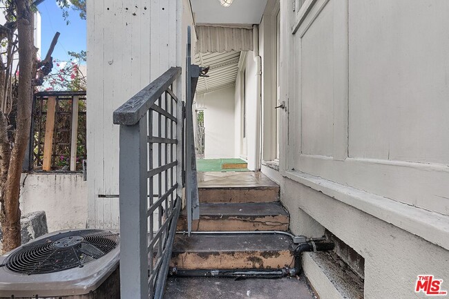 Building Photo - 420 S Beverwil Dr