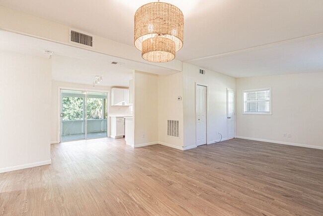 Building Photo - Annual Rental – Pet-Friendly Charming Napl...