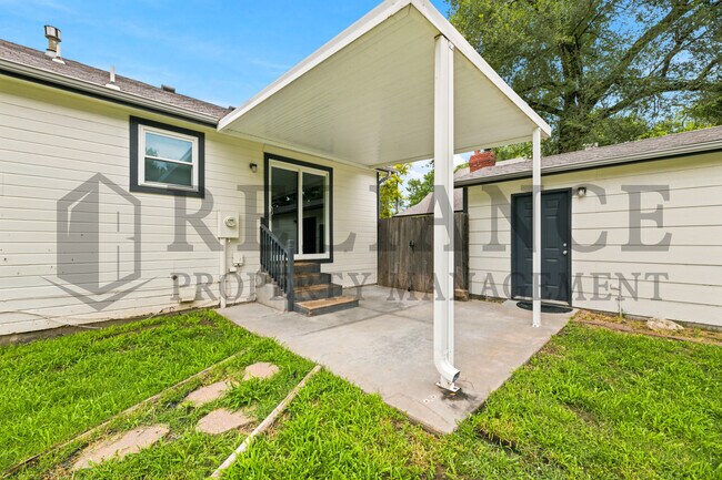 Building Photo - 516 N Lakeside Dr