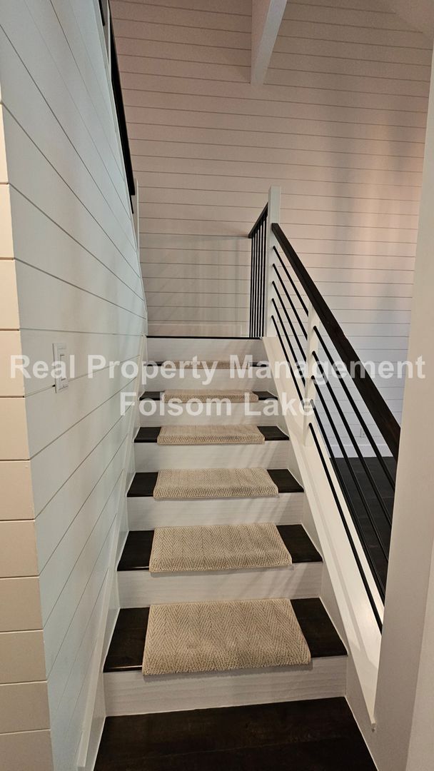 Building Photo - Modern Townhouse Living in Desirable Lakes...