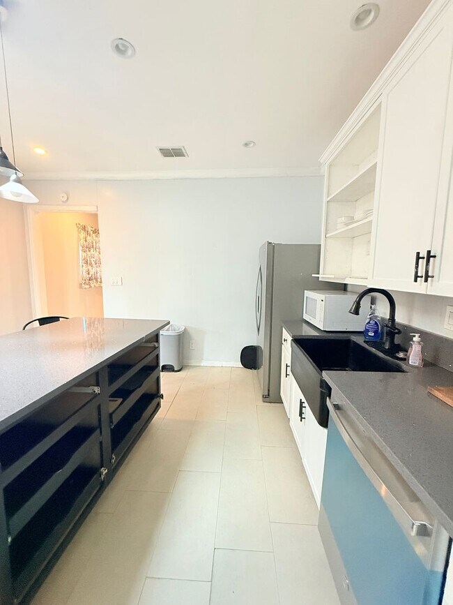 Building Photo - 941-941 Bayonne St