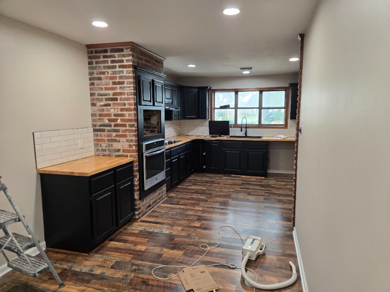 Building Photo - 115 Sandager Ave