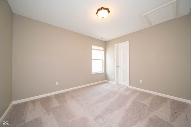 Building Photo - 7062 English Oak Dr