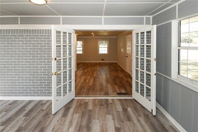 Building Photo - 1616 W Kellogg Cir
