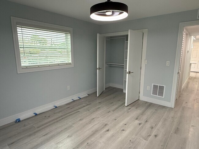 Building Photo - 216 Normandy Ln