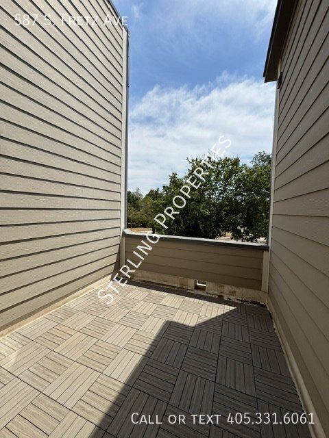Building Photo - 587 S Fretz Ave