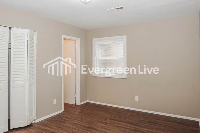 Building Photo - 1004 8th Ave SW