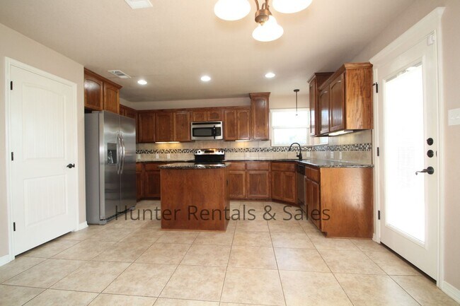 Building Photo - Evergreen Estates Beauty!