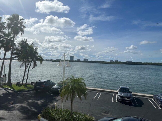 Building Photo - 10350 W Bay Harbor Dr
