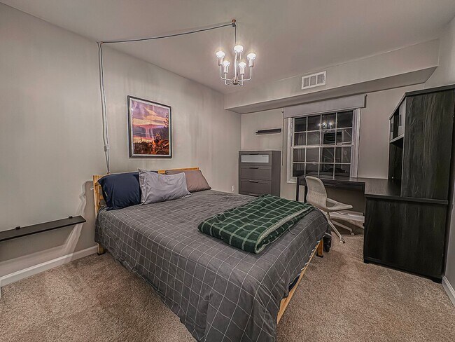 Building Photo - Beautiful Fully Furnished 2 Bed 1 Bath Condo With A Balcony In Desired Cardinal Forest