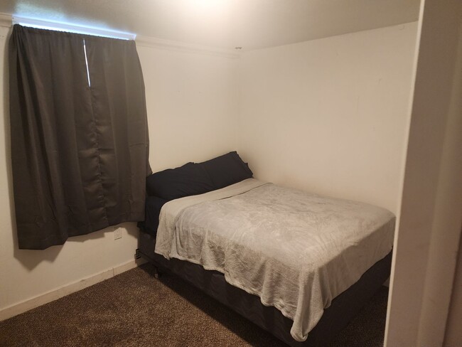 Building Photo - Charming basement apartment