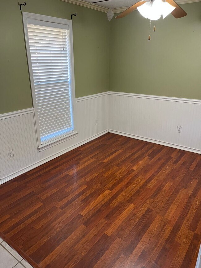 Building Photo - Corner Lot