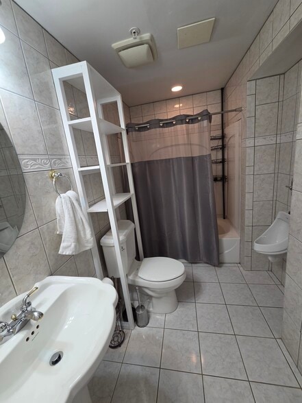 BATHROOM - 10801 Glenshire Dr