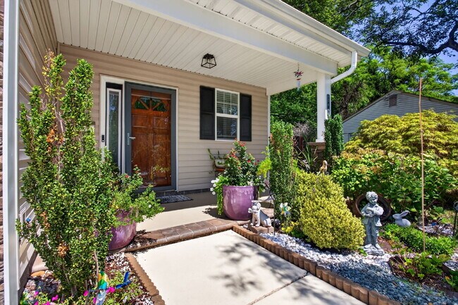 Building Photo - "Spacious 5-Bed featuring TWO PRIMARY SUITES with a beautiful backyard oasis in Norfolk!"