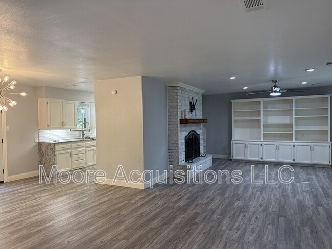 Building Photo - 3601 Oakwood Dr