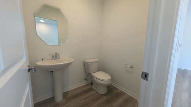 Building Photo - 434 Red Oak Cir