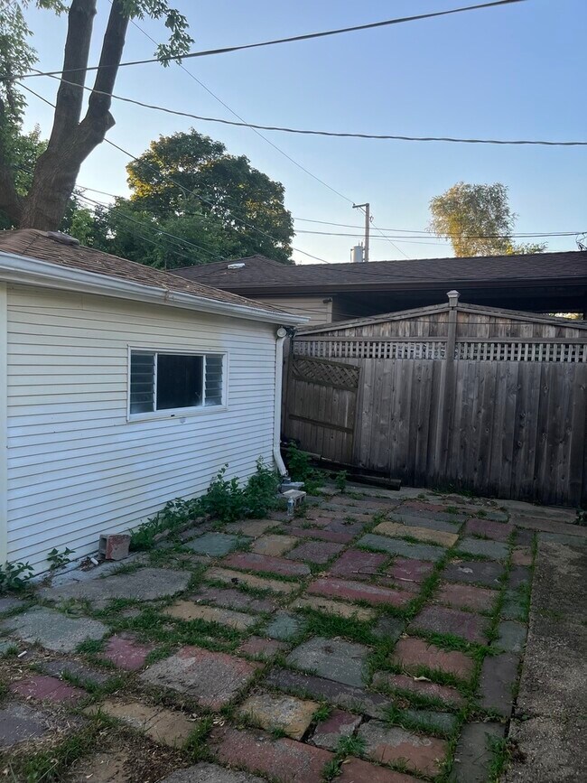 Building Photo - 6124 N Kimball Ave