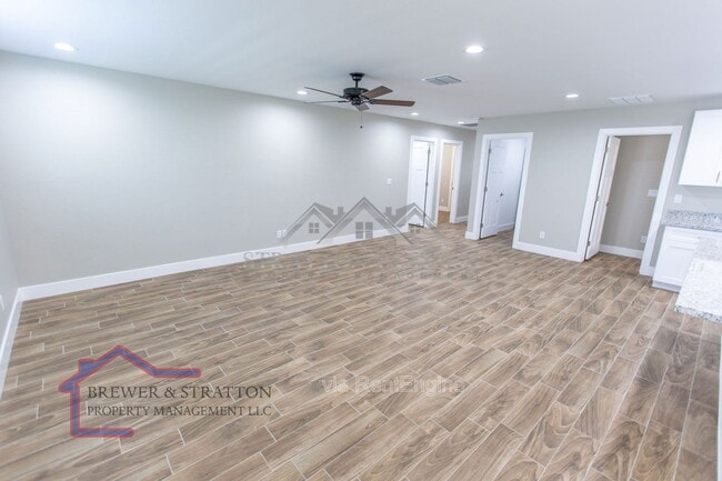 Building Photo - 2324 W Mobile Ln