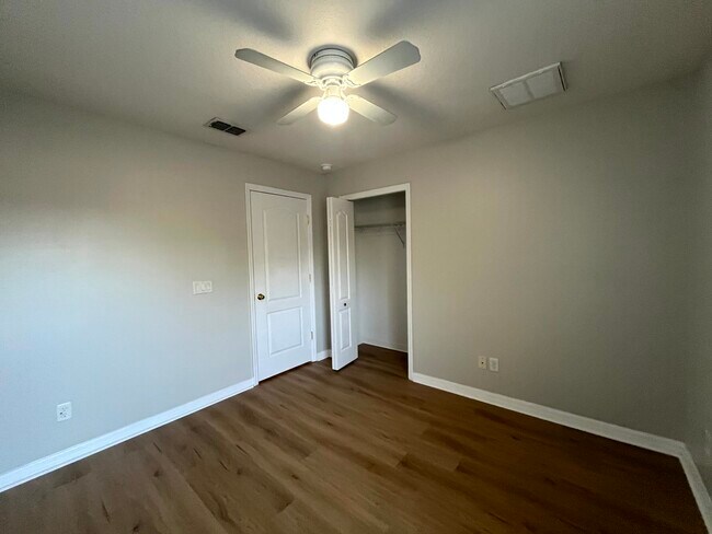 Building Photo - 7843 Foxgrove Dr