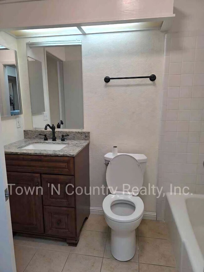 Building Photo - Spacious 2-Bedroom Upper-Level Condo in Sa...