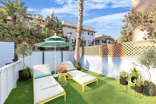 Building Photo - Romantic Venice Beach living just steps from the boardwalk.