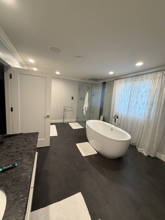 Building Photo - 525 Senon Dr