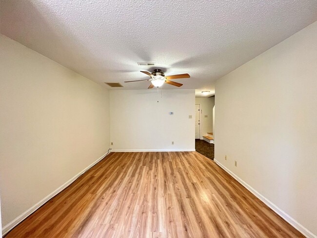 Building Photo - GREAT NORTHWEST LOCATION 2 BDRM / 2 BATH C...