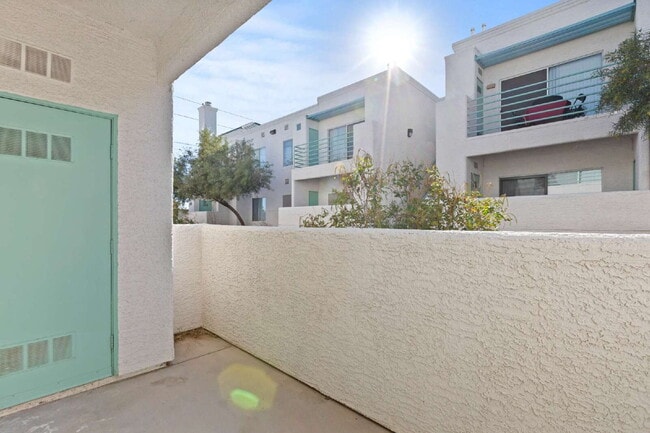 Building Photo - 7100 W Pirates Cove Rd