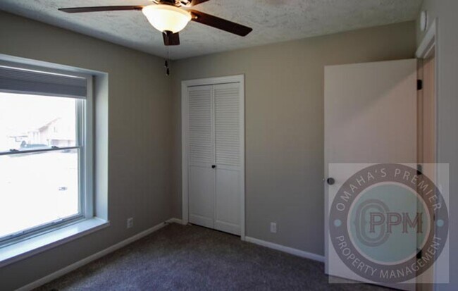 Building Photo - Millard 3 bed 3 bath with Park Access!